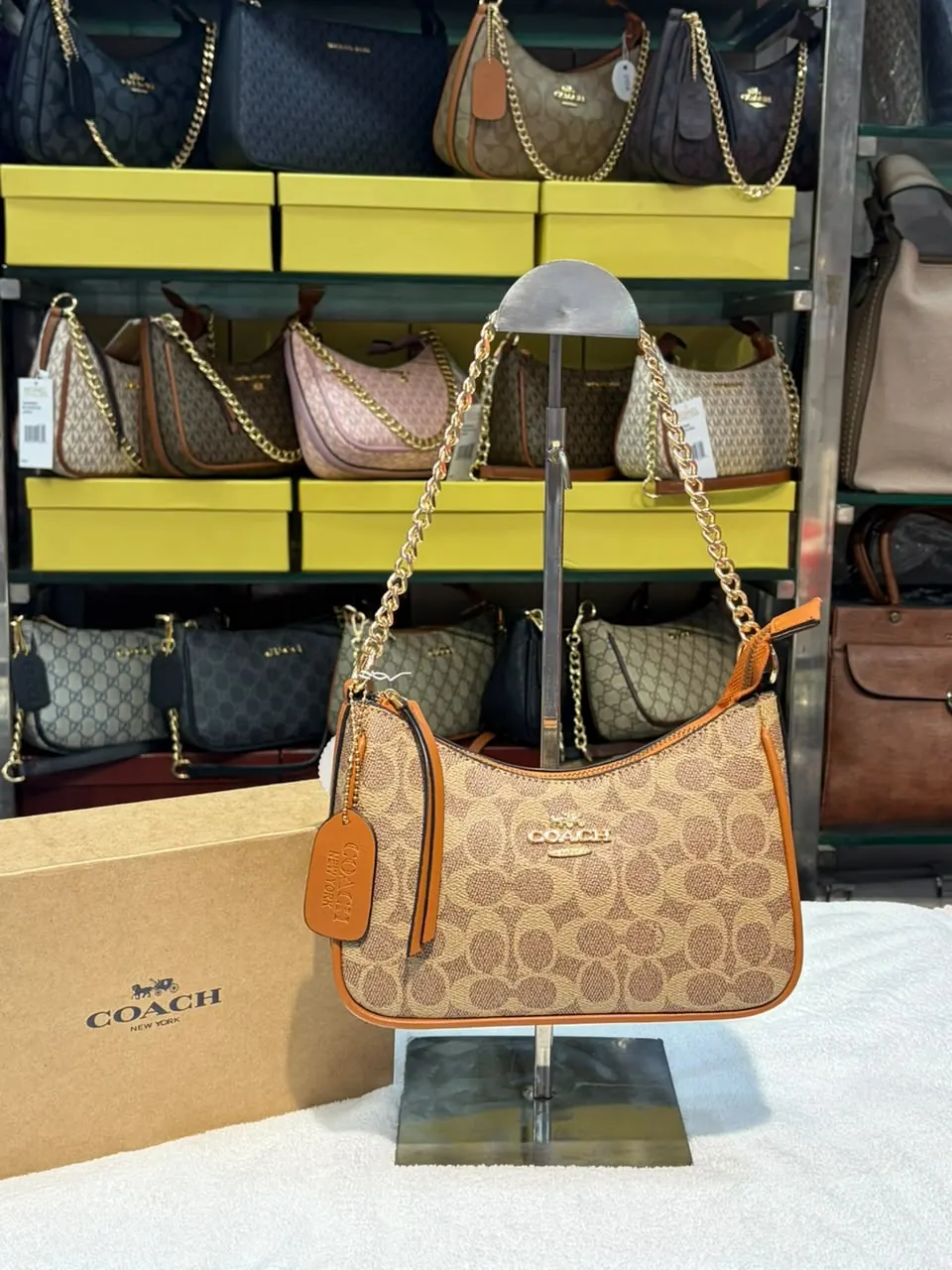 Signature Canvas Chain Shoulder Bag, photo 2